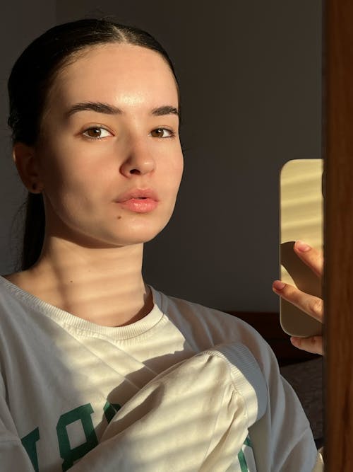 files/free-photo-of-mujer-joven-tomandose-un-selfie-con-luz-natural.jpg